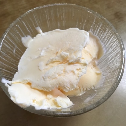 初めてアイスクリームを作りました。最初は材料3つだけ？と不安でしたがきちんと固まり、ちゃんとアイスになっていました。あっさりしていて食べやすかったです。